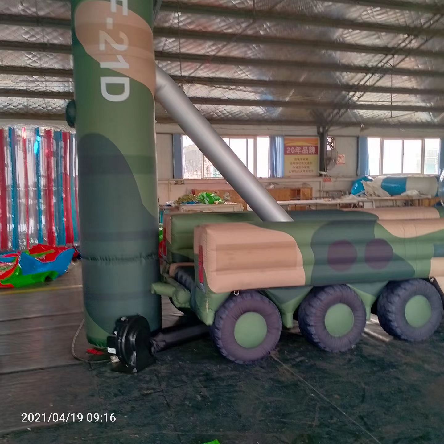 掇刀军事演习中的充气目标车辆：模拟发射车雷达车坦克飞机